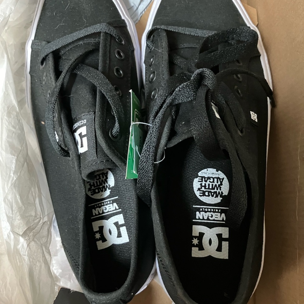 D.C tennis shoes , new women’s size 8 / men’s 6 1/2